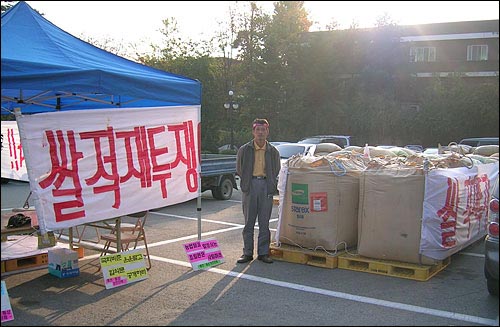 홍천농민회장 나종구씨는 군청 앞에서 사람들의 무관심 속에 혼자 있었다 